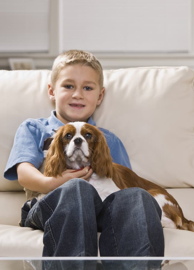 cane sveglio del ragazzo piccolo immagini stock libere da diritti cane sveglio del ragazzo piccolo immagini stock libere da diritti