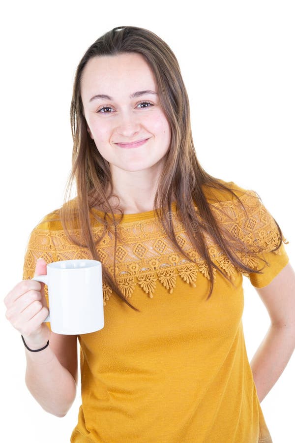 A caneca de café branco da terra arrendada da jovem mulher denominou a fotografia conservada em estoque do modelo foto de stock royalty free A caneca de café branco da terra arrendada da jovem mulher denominou a fotografia conservada em estoque do modelo foto de stock royalty free
