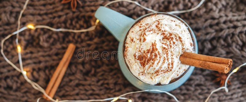 Caneca de café, de cacau ou de chocolate quente com chantiliy e canela no lenço com festão, estrela do anis Latte da abóbora - imagens de stock royalty free Caneca de café, de cacau ou de chocolate quente com chantiliy e canela no lenço com festão, estrela do anis Latte da abóbora - imagens de stock royalty free