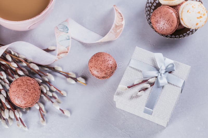 Caneca de café cor-de-rosa com os bolinhos de amêndoa franceses pasteis doces, caixa de presente e fotos de stock Caneca de café cor-de-rosa com os bolinhos de amêndoa franceses pasteis doces, caixa de presente e fotos de stock