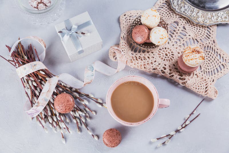 Caneca de café cor-de-rosa com os bolinhos de amêndoa franceses pasteis doces, caixa de presente e fotografia de stock Caneca de café cor-de-rosa com os bolinhos de amêndoa franceses pasteis doces, caixa de presente e fotografia de stock