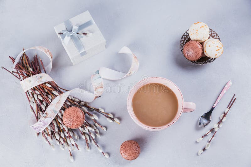 Caneca de café cor-de-rosa com os bolinhos de amêndoa franceses pasteis doces, caixa de presente e foto de stock Caneca de café cor-de-rosa com os bolinhos de amêndoa franceses pasteis doces, caixa de presente e foto de stock