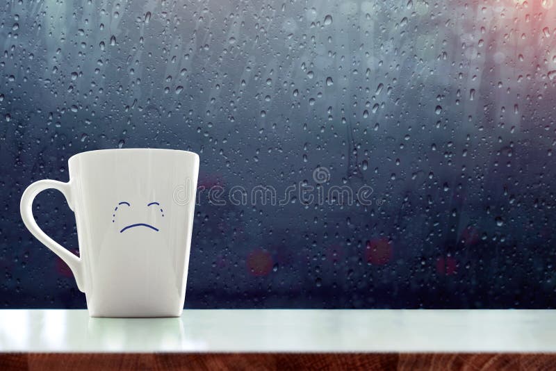 Caneca de café da tristeza com desenhos animados de grito da cara dentro da sala, azul fotos de stock Caneca de café da tristeza com desenhos animados de grito da cara dentro da sala, azul fotos de stock