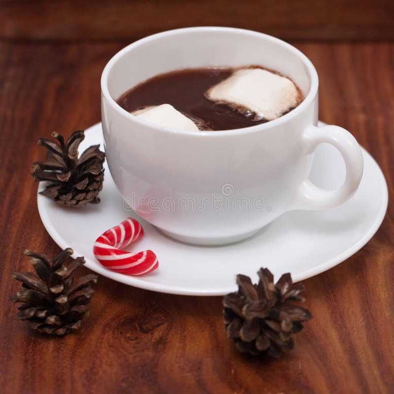 Canecas brancas com chocolate quente, marshmallows e doces do Natal fotografia de stock royalty free Canecas brancas com chocolate quente, marshmallows e doces do Natal fotografia de stock royalty free