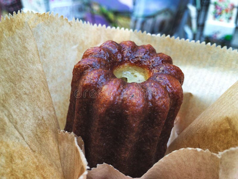 Canelé малое французское печенье приправленное с ромом и ванилью стоковые фотографии rf Canelé малое французское печенье приправленное с ромом и ванилью стоковые фотографии rf