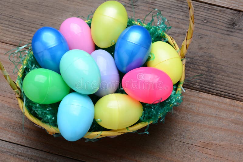 Canestri di Pasqua ed uova di plastica