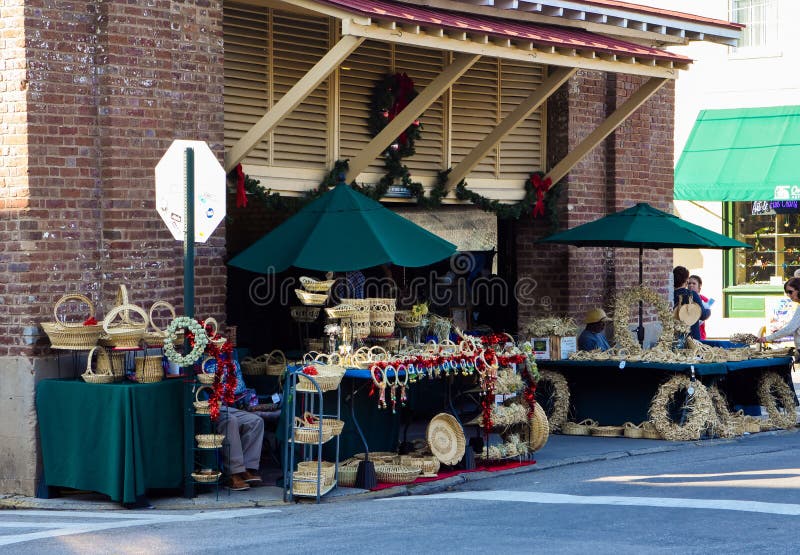 Canestri di Sweetgrass al mercato della città, Charleston, Sc