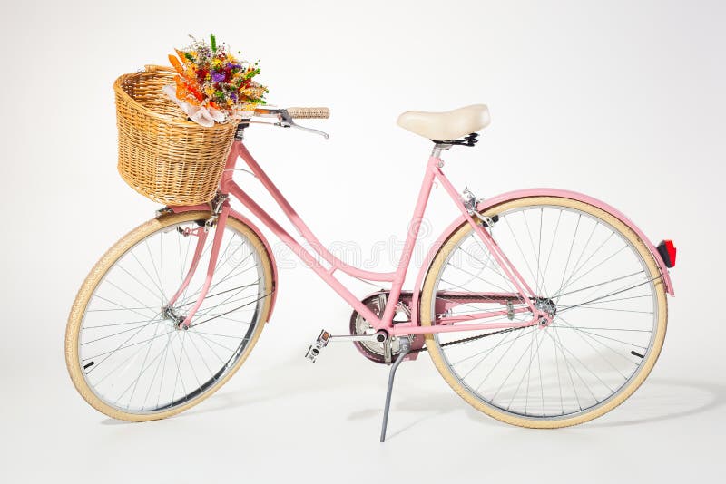 Canestro d'annata rosa del fiore del whith della bicicletta isolato su backg bianco