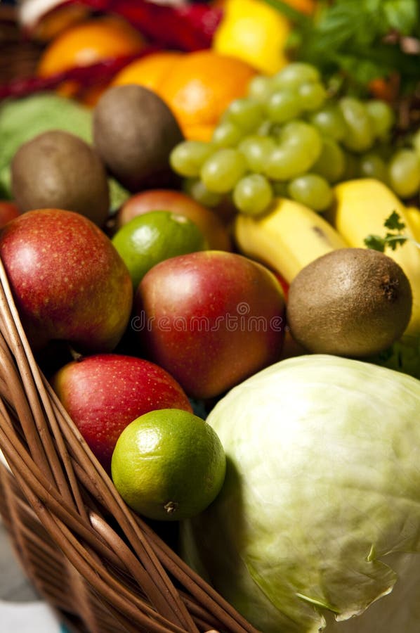 Canestro di vimini con frutta e le verdure fotografie stock libere da diritti