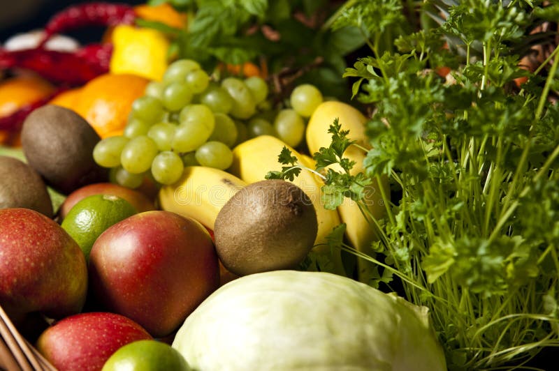 Canestro di vimini con frutta e le verdure fotografie stock libere da diritti