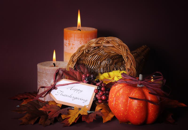 Canestro di vimini della cornucopia felice di ringraziamento immagine stock