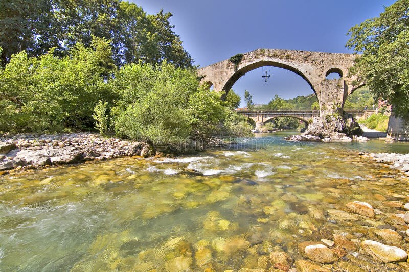 Cangas DE Onis, Spanje stock afbeelding. Image of stad 33795533