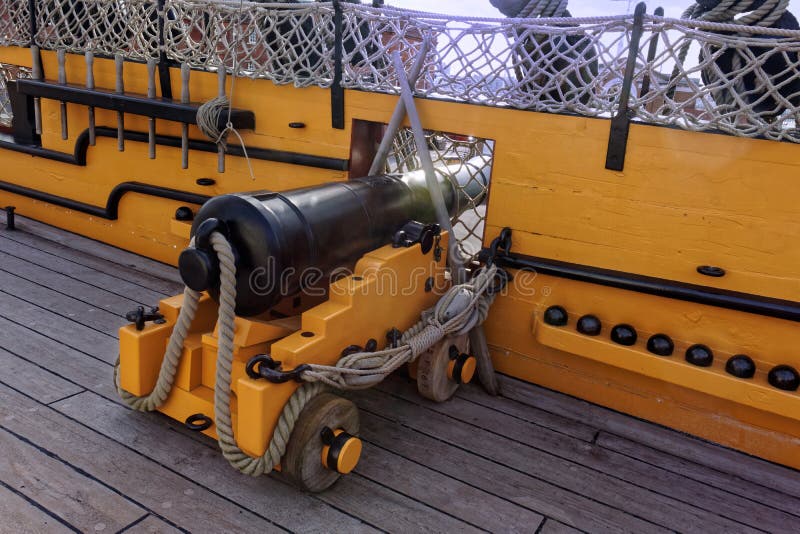 Canhão no convés de um navio imagens de stock