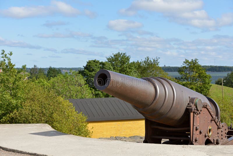 Canhões nas terraplenagens da costa de Kustaanmiekka, datando da era do russo O vintage atira em 19 c Fortaleza de Suomenlinna Sv fotografia de stock Canhões nas terraplenagens da costa de Kustaanmiekka, datando da era do russo O vintage atira em 19 c Fortaleza de Suomenlinna Sv fotografia de stock