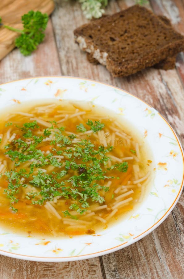 Canja de galinha com macarronetes e close up das cenouras fotografia de stock royalty free