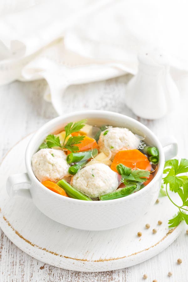 Canja de galinha fresca com vegetais e almôndegas em uma bacia foto de stock Canja de galinha fresca com vegetais e almôndegas em uma bacia foto de stock