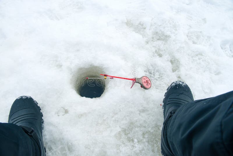 Canna da pesca per pesca di inverno sul ghiaccio che aspetta il pesce b fotografia stock libera da diritti Canna da pesca per pesca di inverno sul ghiaccio che aspetta il pesce b fotografia stock libera da diritti