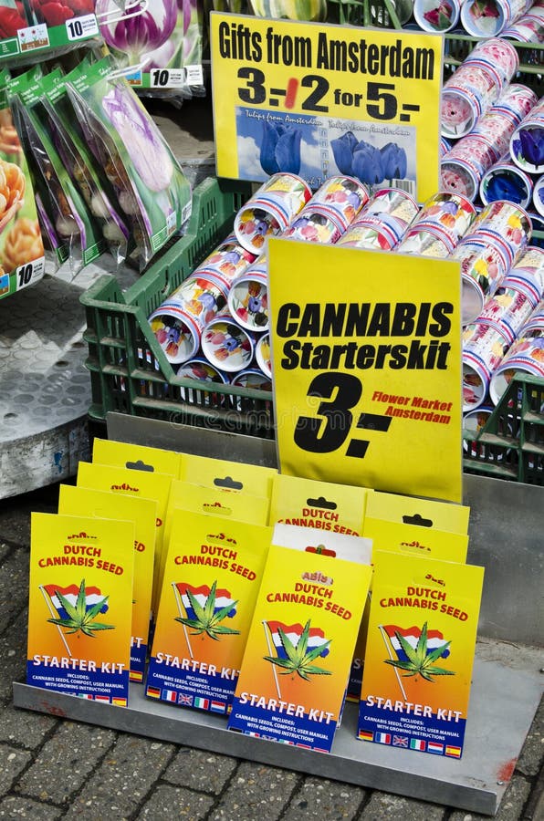 Cannabis e tulipas vendidos ao mercado de flutuação do HOL de Amsterdão fotografia de stock Cannabis e tulipas vendidos ao mercado de flutuação do HOL de Amsterdão fotografia de stock