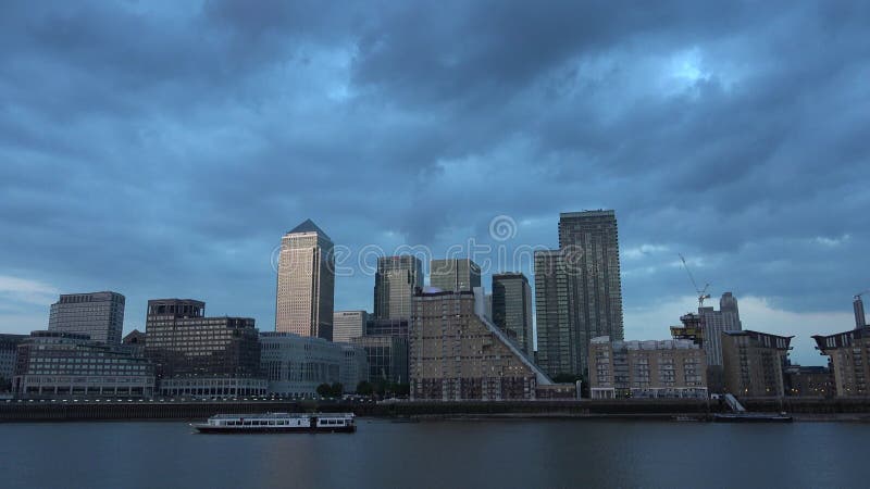 Cannary wharf a londra centro finanziario al tramonto edifici commerciali 4k