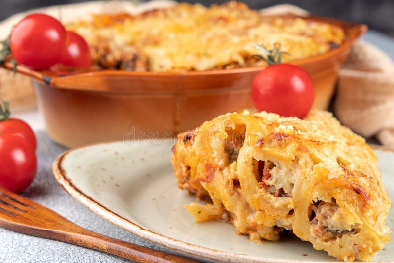 Cannelloni D&amp;#39;oro Con Carne, Pomodori, Salsa Di Formaggio E Pasta in ...