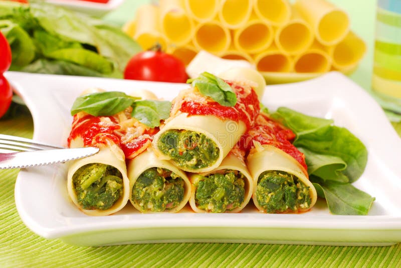 Cannelloni mit Spinat stockbild. Bild von köstlich, angefüllt - 14338179