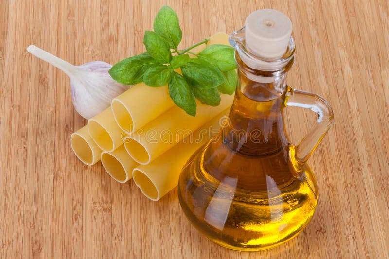Cannelloni cu ulei de măsline într-o sticlă de sticlă, busuioc proaspăt și zahăr royalty free stock image