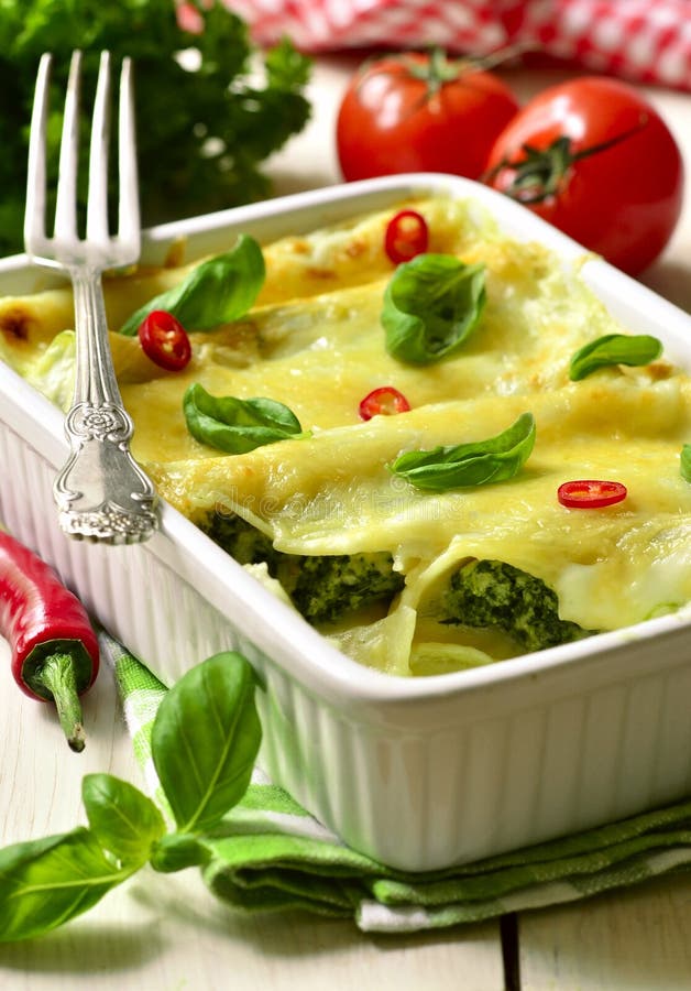 Cannelloni - pasta al forno farcita con spinaci, il pollo ed il formaggio fotografia stock Cannelloni - pasta al forno farcita con spinaci, il pollo ed il formaggio fotografia stock