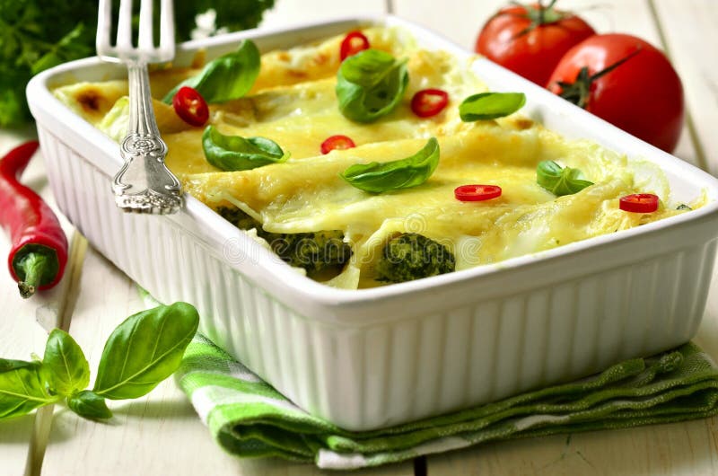 Cannelloni - испеченные макаронные изделия заполненные с шпинатом, цыпленком и сыром стоковое изображение Cannelloni - испеченные макаронные изделия заполненные с шпинатом, цыпленком и сыром стоковое изображение