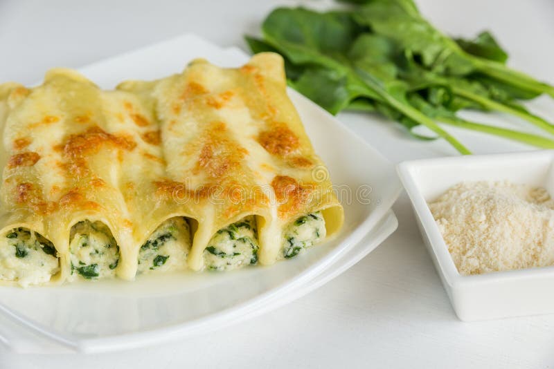 Cannelloni met ricotta en spinazie stock foto