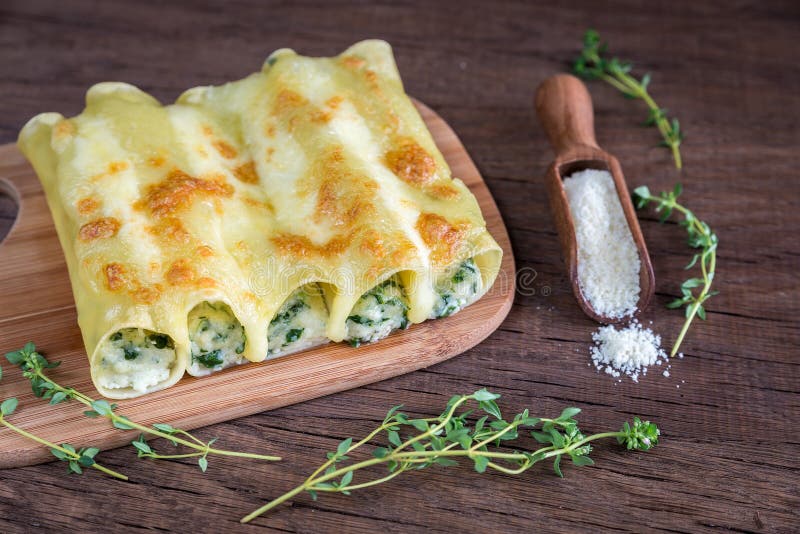 Cannelloni met ricotta en spinazie op het houten bord royalty-vrije stock foto's