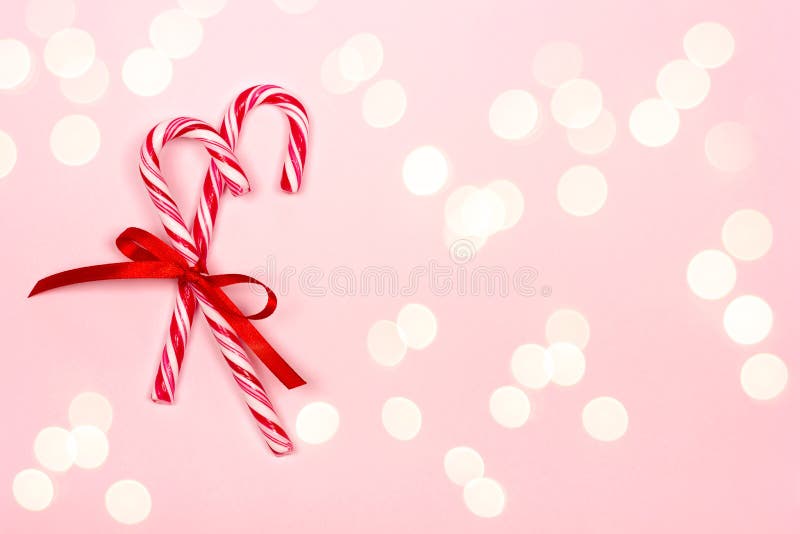 Cannes de sucrerie de Noël sur le fond rose images libres de droits Cannes de sucrerie de Noël sur le fond rose images libres de droits