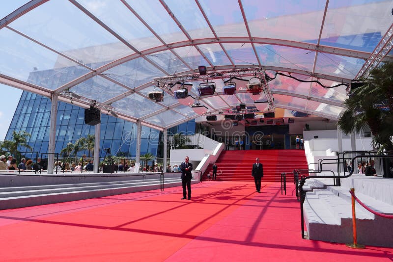 CANNES, 14 FRANKRIJK-MEI: Trede van de getoonde Festivalpaleis kan, 2018 in Cannes, Frankrijk Het rode tapijt voor beroemd royalty-vrije stock foto CANNES, 14 FRANKRIJK-MEI: Trede van de getoonde Festivalpaleis kan, 2018 in Cannes, Frankrijk Het rode tapijt voor beroemd royalty-vrije stock foto