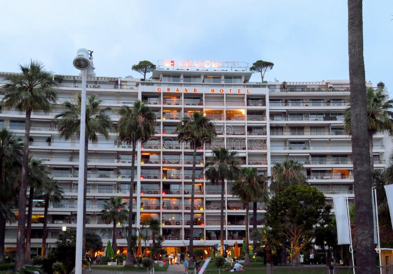 Cannes - nattsikt av det storslagna hotellet fotografering för bildbyråer Cannes - nattsikt av det storslagna hotellet fotografering för bildbyråer