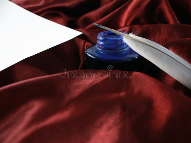 Cannette calligraphique sur le tissu en soie rouge de satin avec le livre blanc pour la calligraphie image stock Cannette calligraphique sur le tissu en soie rouge de satin avec le livre blanc pour la calligraphie image stock