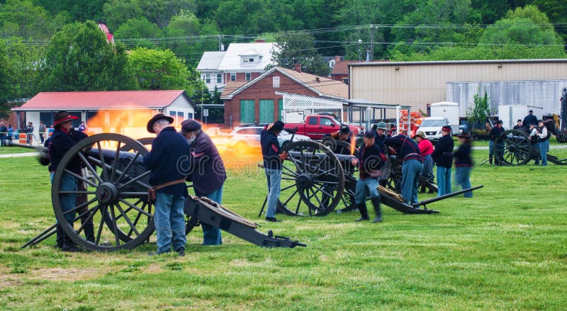 Cannoni della guerra civile che fanno fuoco contro la battaglia di Buchanan fotografie stock Cannoni della guerra civile che fanno fuoco contro la battaglia di Buchanan fotografie stock