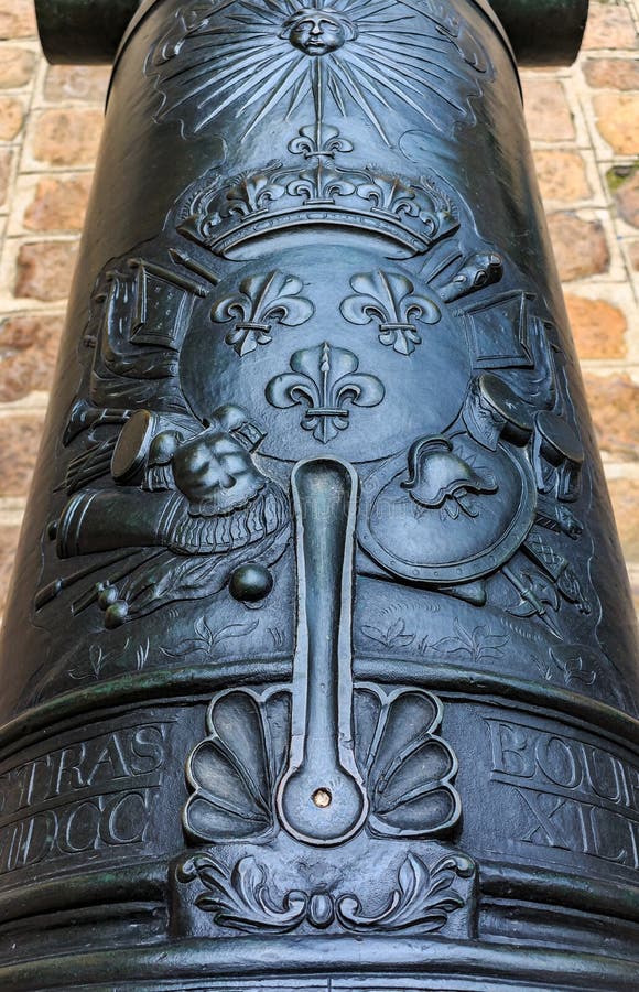 Cannons at Les Invalides museum complex in Paris, France burial site for France`s war heroes and emperor Napoleon Bonaparte`s tomb stock photo Cannons at Les Invalides museum complex in Paris, France burial site for France`s war heroes and emperor Napoleon Bonaparte`s tomb stock photo