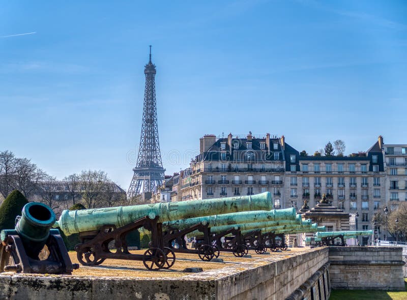Cannons outside Les Invalides and The Eiffel Tower - Paris, Fran royalty free stock photo Cannons outside Les Invalides and The Eiffel Tower - Paris, Fran royalty free stock photo