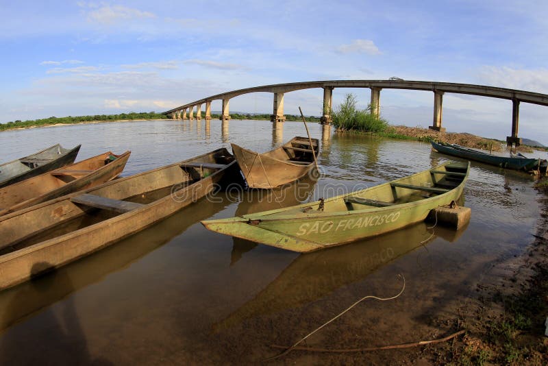 File:Barco de pesca artesanal na Ilha da Torotama - Rio Grande - Brasil.jpg  - Wikimedia Commons