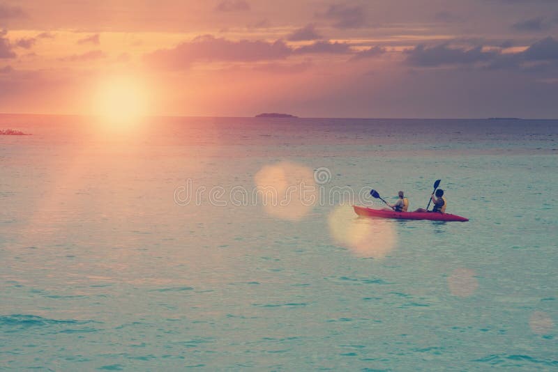 Canoa nel mare su un tramonto, immagine stock Canoa nel mare su un tramonto, immagine stock
