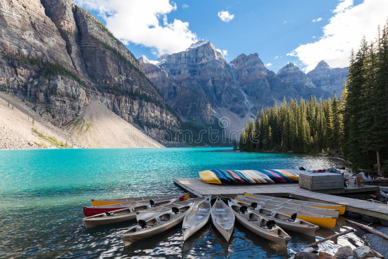 Canoas en la Columbia Británica de Alberta Canadá del parque nacional de banff del lago de la moraine imagenes de archivo Canoas en la Columbia Británica de Alberta Canadá del parque nacional de banff del lago de la moraine imagenes de archivo