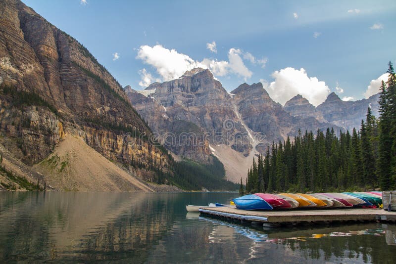 Canoe sulla moraine del lago, Canada immagine stock libera da diritti Canoe sulla moraine del lago, Canada immagine stock libera da diritti