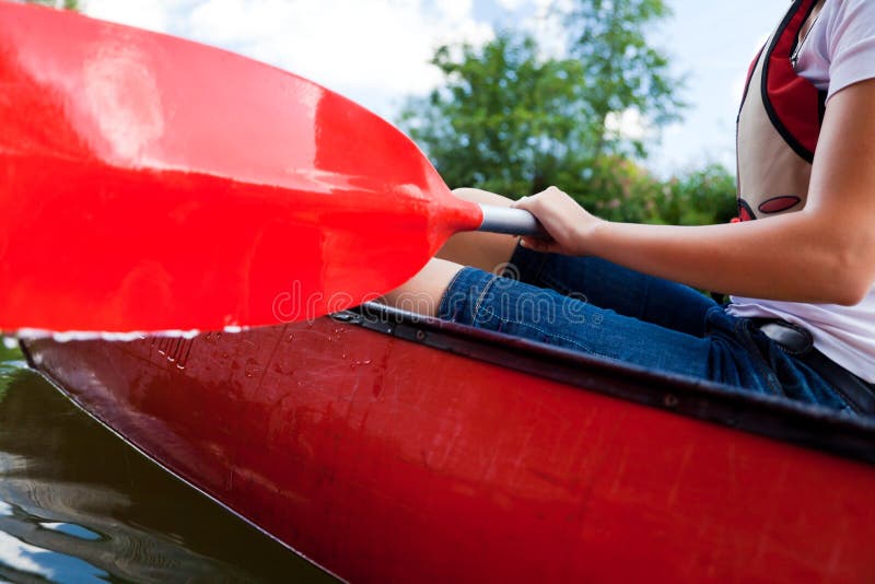 Canoeing da mulher nova fotos de stock