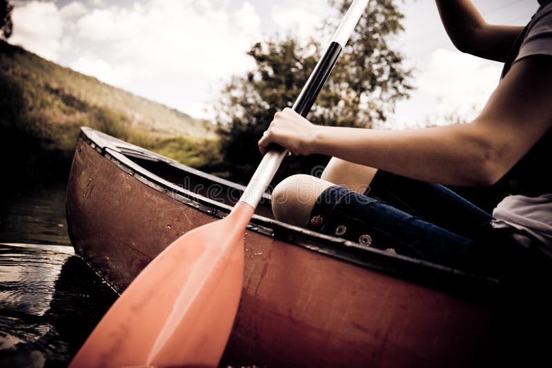 Canoeing da mulher nova imagens de stock