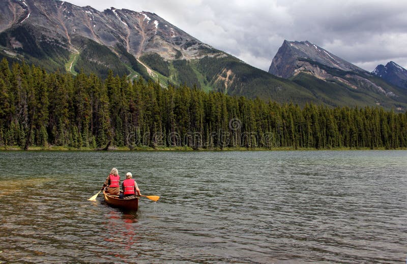 Canoeing no lago imagens de stock royalty free Canoeing no lago imagens de stock royalty free