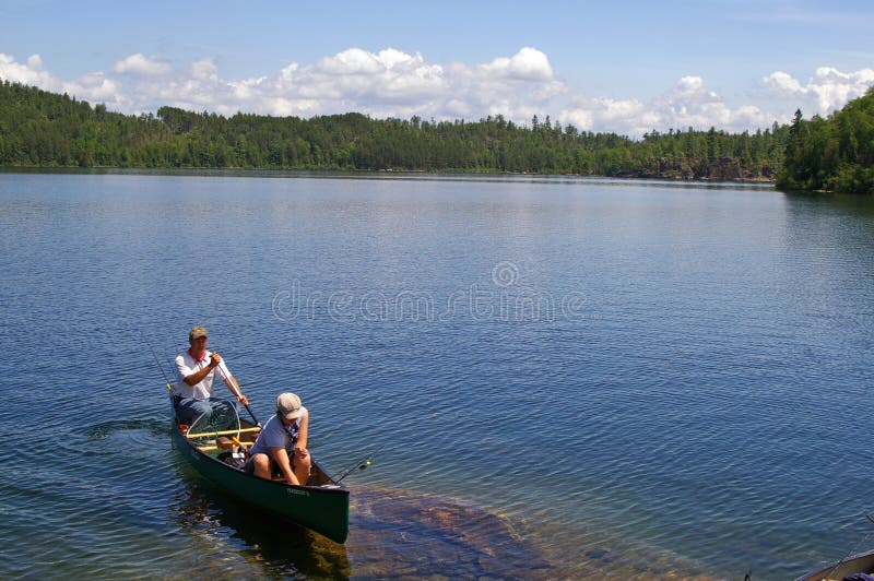 Canoeing no limite molha a área da canoa