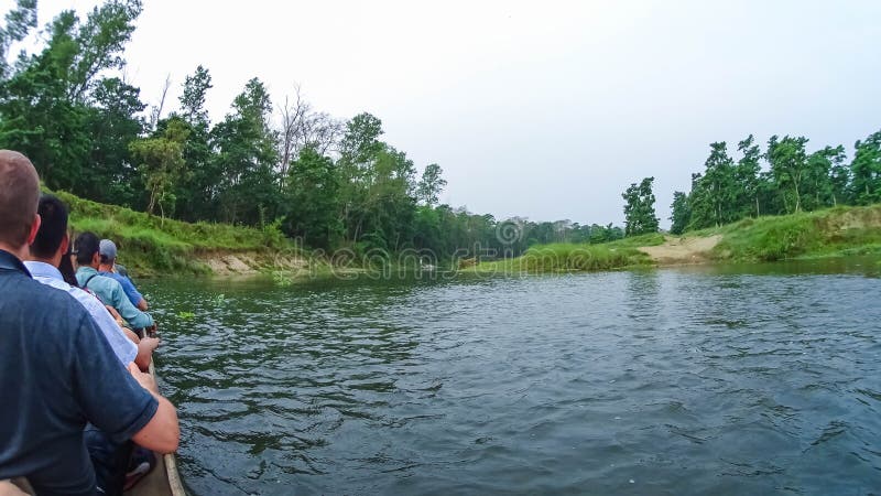 Canoeing Safari der nicht identifizierten Leute auf hölzernen Boote Pirogues auf dem Rapti-Fluss, in Nationalpark Chitwan lizenzfreie stockfotografie