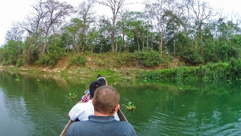 Canoeing Safari der nicht identifizierten Leute auf hölzernen Boote Pirogues auf dem Rapti-Fluss, in Nationalpark Chitwan, Nepal