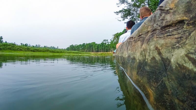 Canoeing Safari der nicht identifizierten Leute auf hölzernen Boote Pirogues auf dem Rapti-Fluss, in Nationalpark Chitwan lizenzfreies stockbild