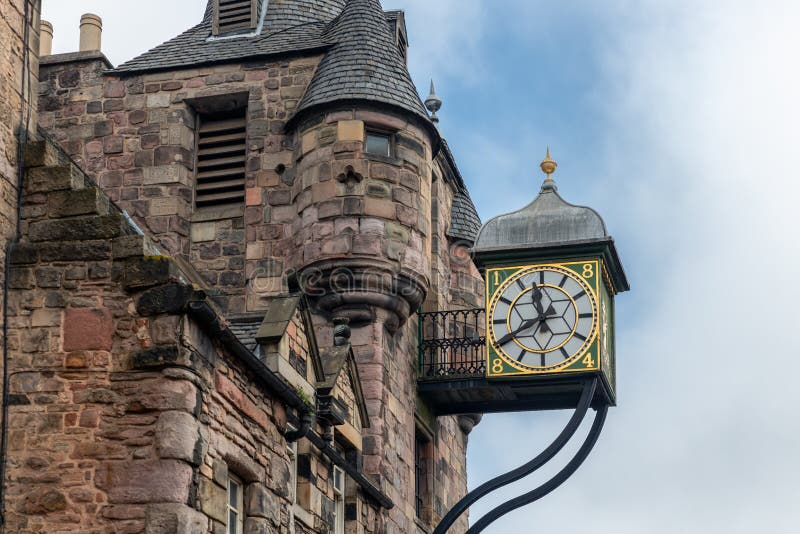 Canongate Tolbooth med klockan längs kunglig mil i Edinburg, Skottland royaltyfri bild Canongate Tolbooth med klockan längs kunglig mil i Edinburg, Skottland royaltyfri bild