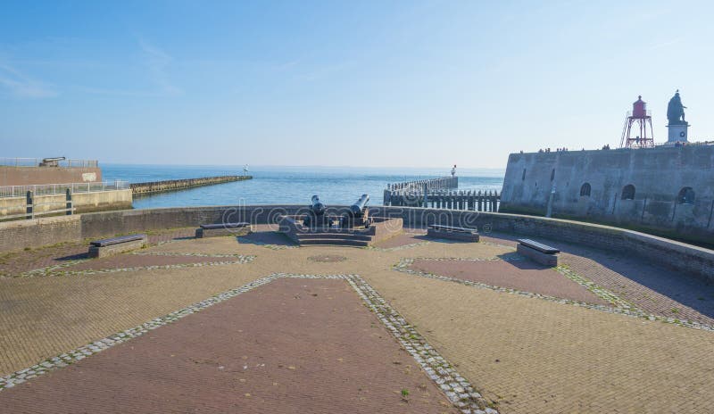 Canons antiques protégeant la côte de la ville néerlandaise de Vlissingen au-dessous d'un ciel bleu photos libres de droits Canons antiques protégeant la côte de la ville néerlandaise de Vlissingen au-dessous d'un ciel bleu photos libres de droits